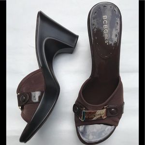 BCBGIRLS WOMEN’S BROWN PLATFORM SANDALS
